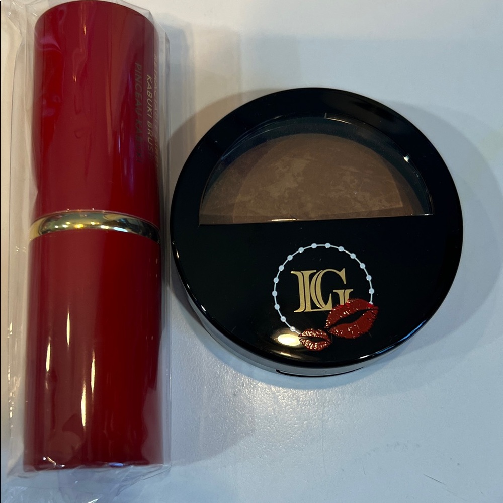 Laura Geller Tawny foundation with retractable Kabuki brush